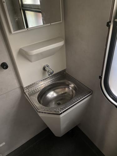 renolak-renovace-zachodu-wc-vagon-typ-Bdmtee275-174-IMG 1581